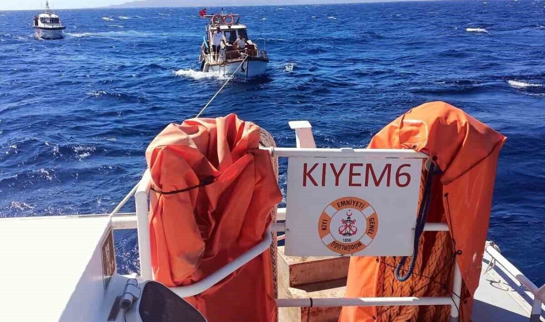 Muğla’nın Bodrum ilçesinde Gümbet açıklarında makine arızası yapan tekne Kıyı