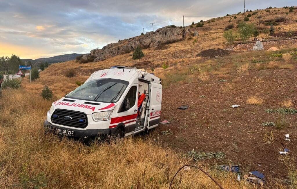 Gümüşhane’de hasta nakli dönüşü yağış nedeniyle kayganlaşan yolda kontrolden çıkan