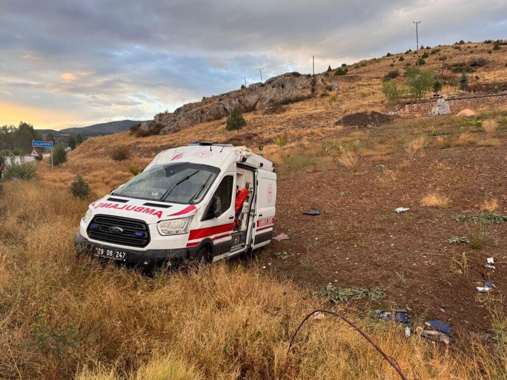Gümüşhane’de hasta nakli dönüşü yağış nedeniyle kayganlaşan yolda kontrolden çıkan