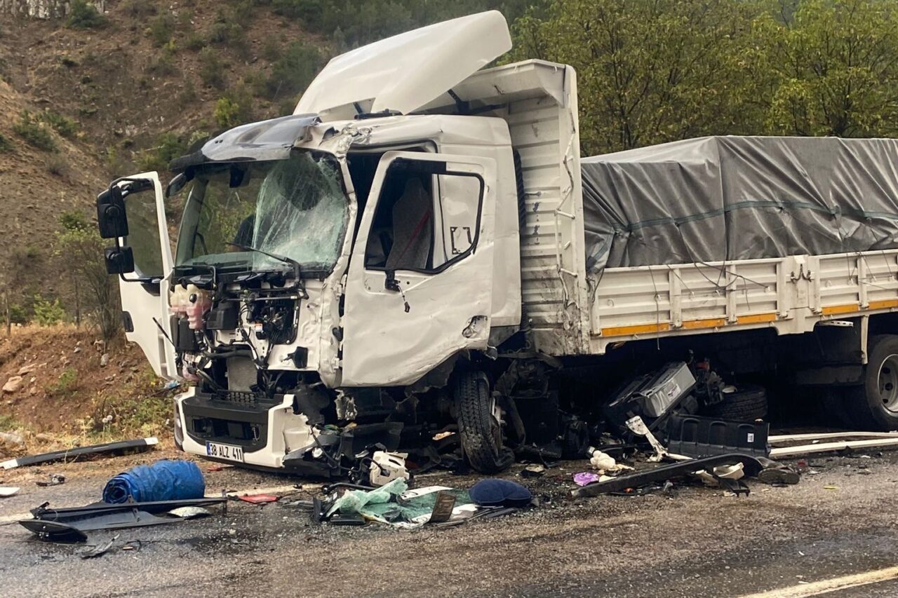 Gümüşhane’nin Torul ilçesine bağlı Arılı köyü yakınlarında 2 kamyonun çarpıştığı