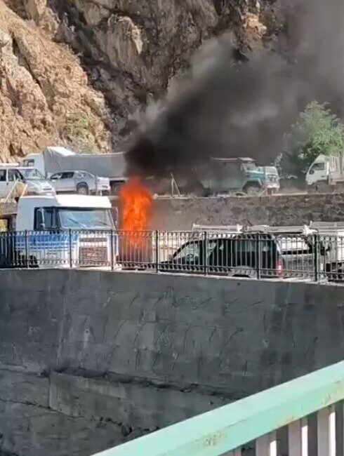 Gümüşhane’de park halindeki LPG’li otomobil yanarak kullanılamaz hale geldi. Yangın,