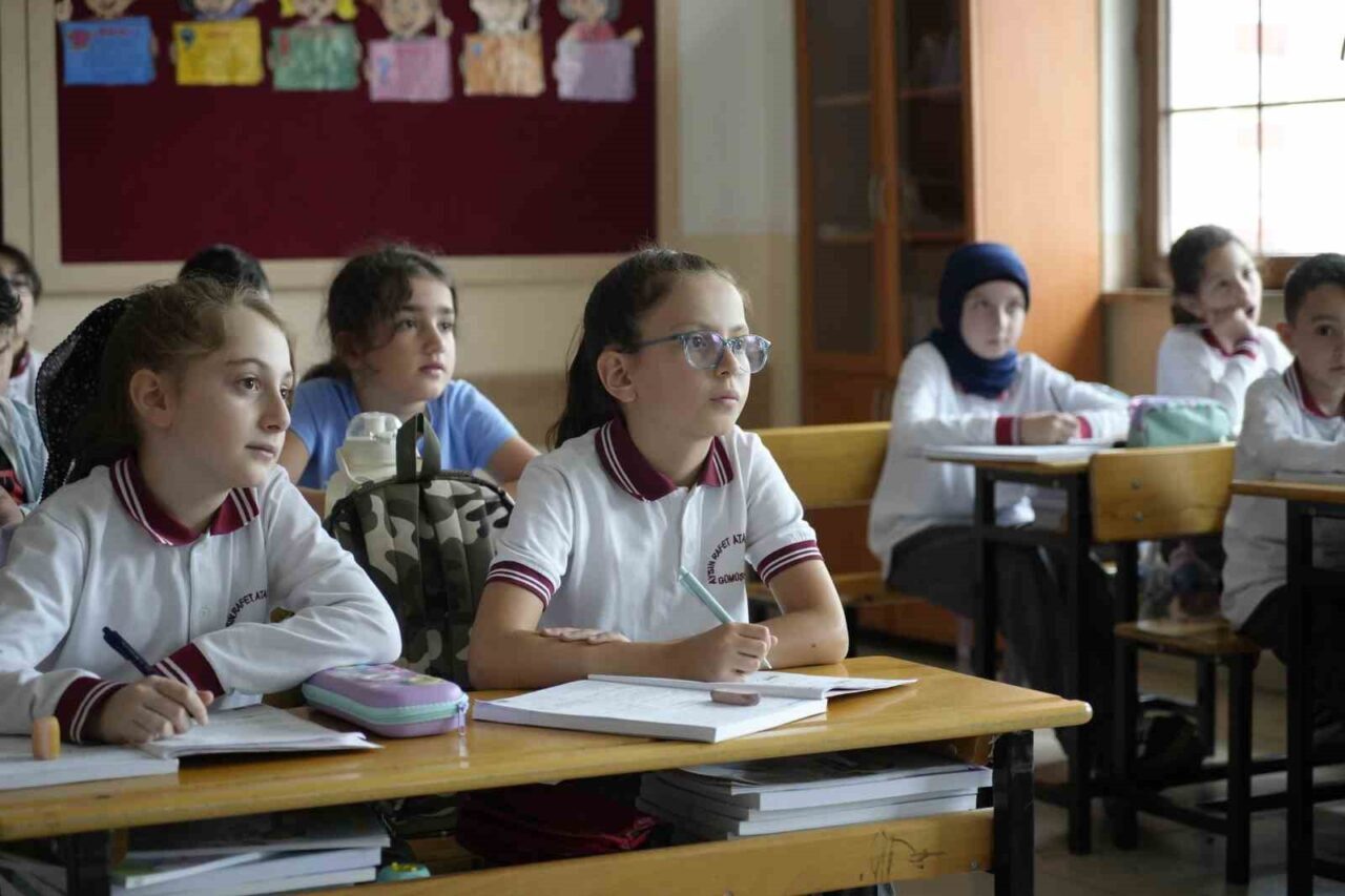 Gümüşhane’de 9 yaşındaki ilkokul öğrencisi Buğlem Köksalan, okul törenlerinde İstiklal