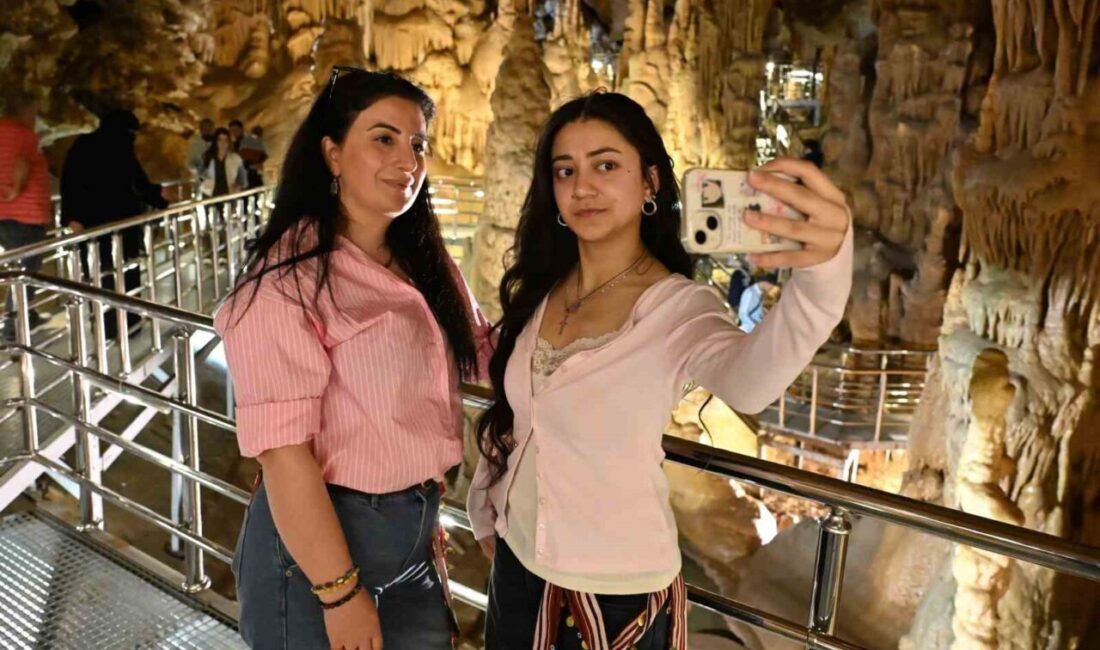 Gümüşhane’nin Torul ilçesindeki “yer altı sarayı” Karaca Mağarası, yılbaşından bu