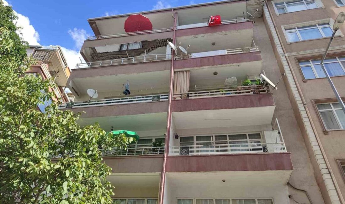 İstanbul Güngören’de 5 katlı bir binanın 5. katındaki dairenin balkonu