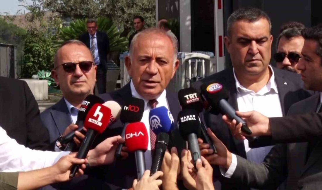 Cumhuriyet Halk Partisi’nin (CHP) İstanbul Sarıyer’deki binasına gelen Gürsel Tekin,