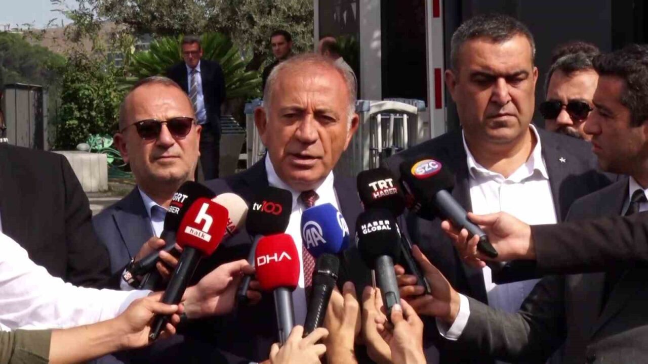 Cumhuriyet Halk Partisi’nin (CHP) İstanbul Sarıyer’deki binasına gelen Gürsel Tekin,