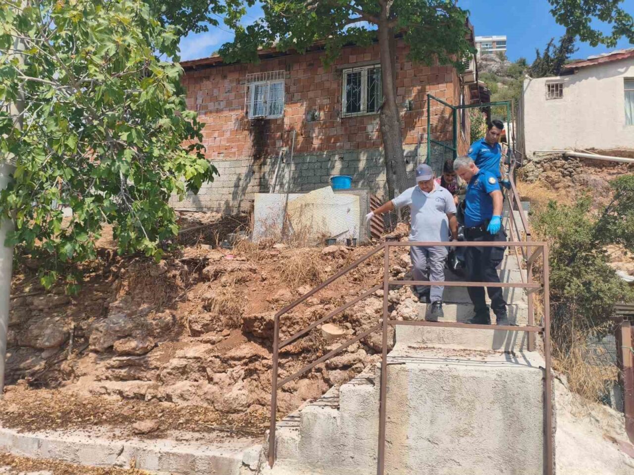 Antalya’da bir kişi kaldığı müstakil evin girişindeki merdivenlerde ölü olarak