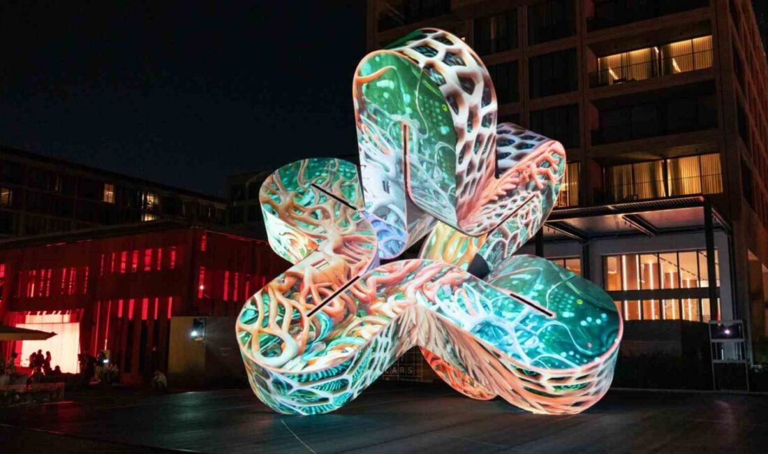 Mimar, teknolojist ve akademisyen Güvenç Özel’in “Neuroflux” enstalasyonu bu yıl