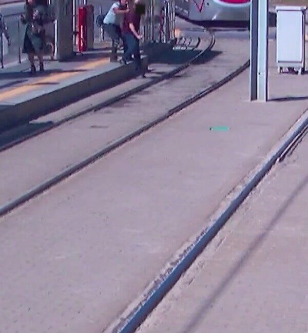 Kayseri’de tramvay yolunda karşıya geçmeye çalışan yayayı kazadan duraktaki güvenlik
