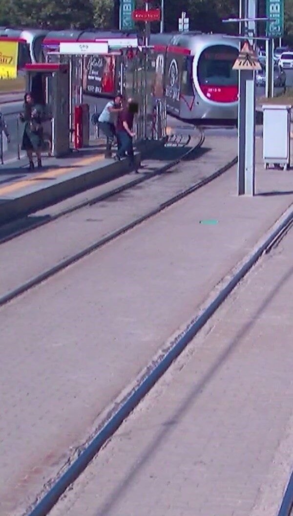 Kayseri’de tramvay yolunda karşıya geçmeye çalışan yayayı kazadan duraktaki güvenlik