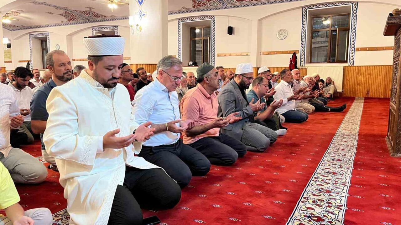 Hacılar’da Mevlid Kandili vesilesiyle vatandaşlar camilere akın ederek namaz kıldı,