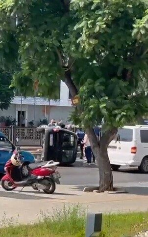 Adana’da devrilen hafif ticari aracın sürücüsü yaralanırken aracın devrilme anı