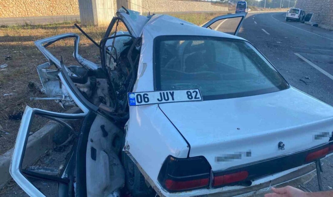 Sakarya’nın Kaynarca ilçesinde hafif ticari araçla otomobil çarpıştı. Hurdaya dönen