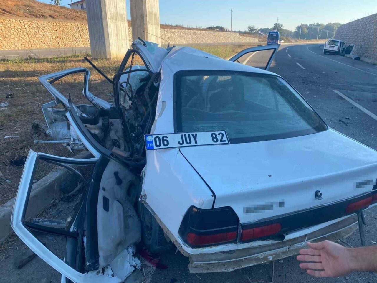 Sakarya’nın Kaynarca ilçesinde hafif ticari araçla otomobil çarpıştı. Hurdaya dönen