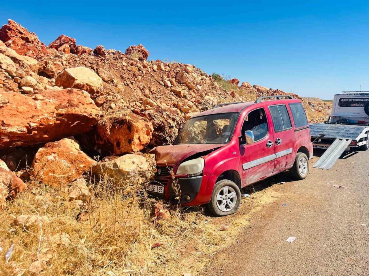 Adıyaman’ın Besni ilçesinde hafif ticari aracın şarampole girmesi sonucu 3
