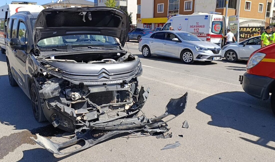 Bursa’nın İnegöl ilçesinde hafif ticari araç ile otomobil çarpıştı; 4