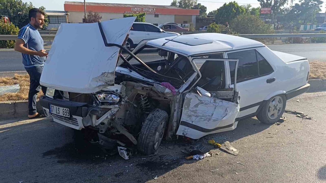 Antalya’nın Manavgat ilçesinde hafif ticari araç ile çarpışan TOFAŞ marka