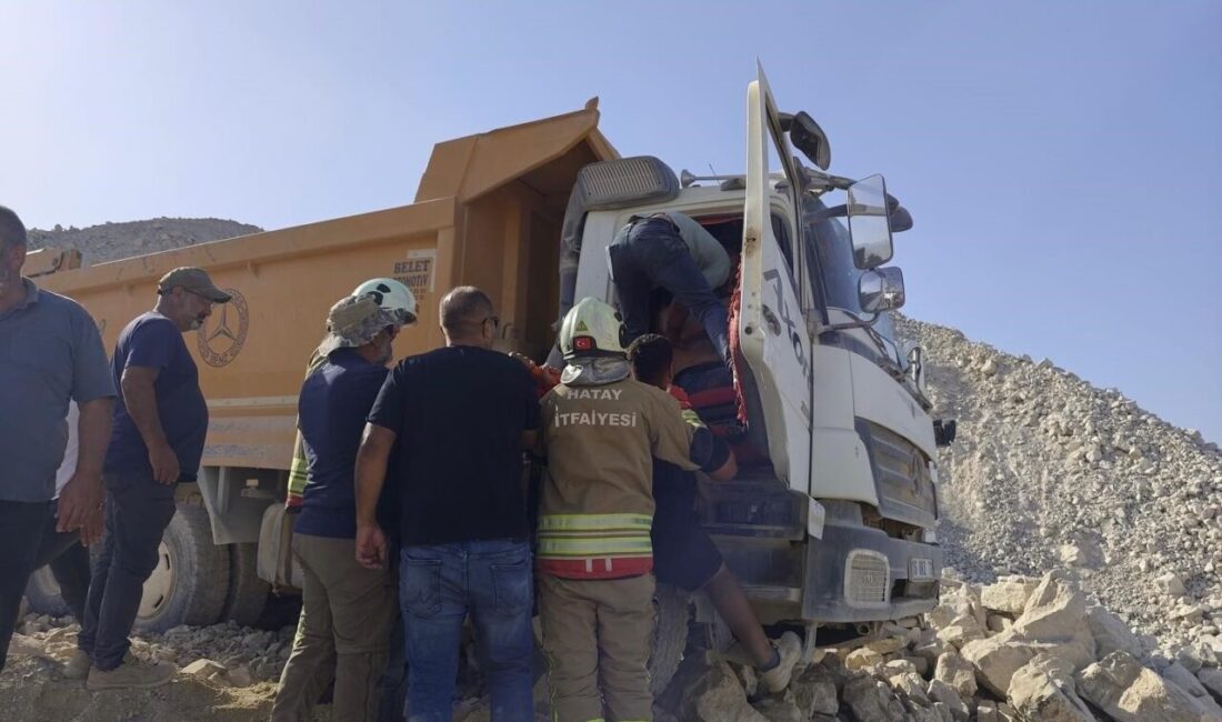 Hatay’da hafriyat döktüğü esnada devrilen kamyonunun sürücüsü araç içerisinde sıkışarak