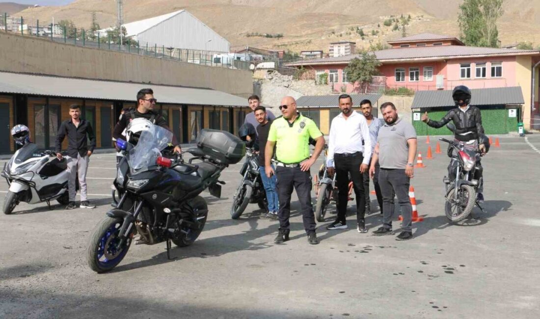 Hakkari’de polis trafik ekipleri tarafından motosiklet kullanıcılarına yönelik iki gün