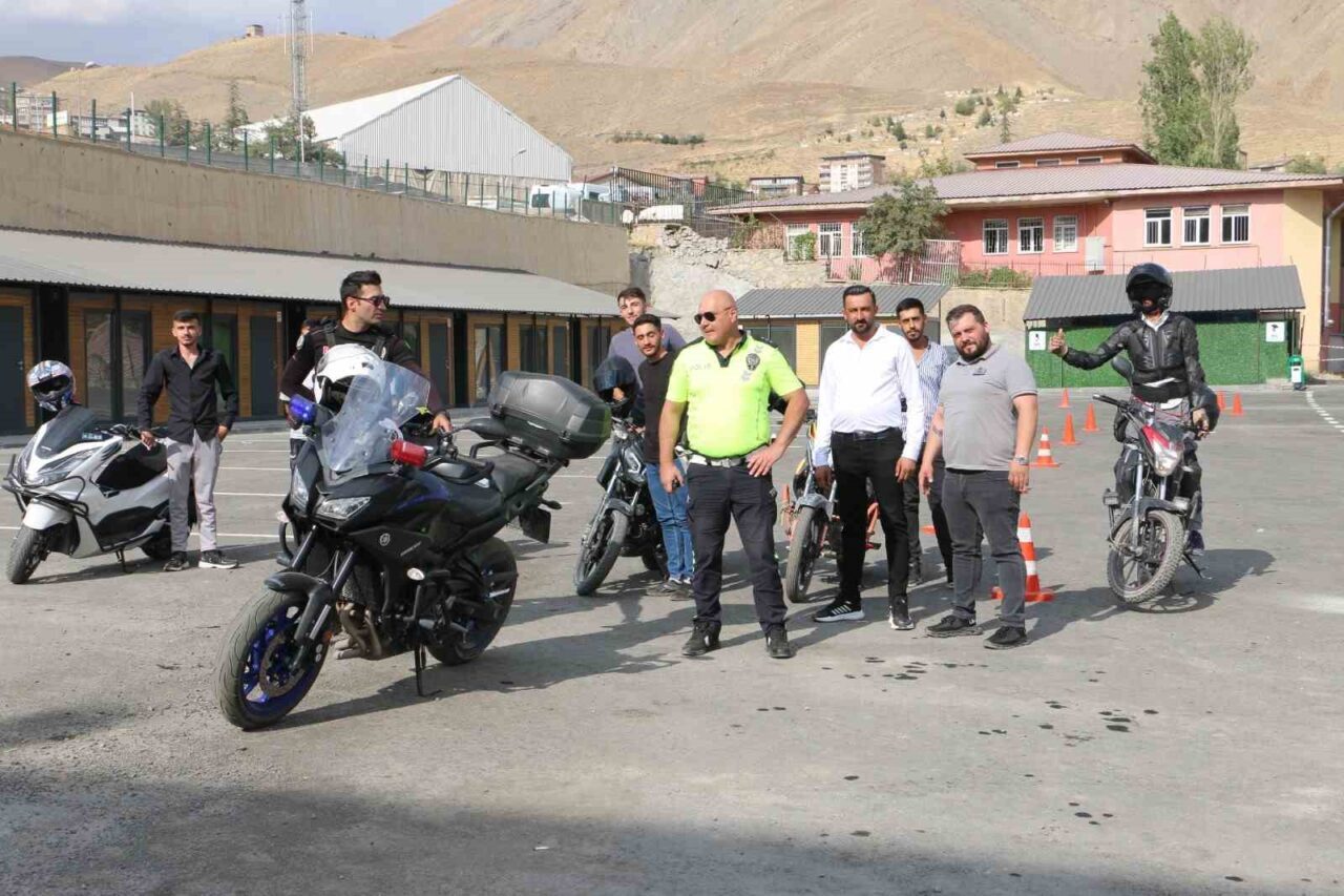Hakkari’de polis trafik ekipleri tarafından motosiklet kullanıcılarına yönelik iki gün