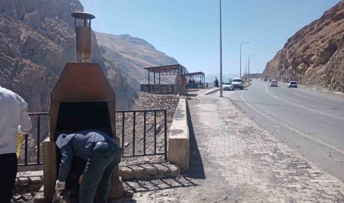 Hakkari Belediyesi ekipleri, Hakkari-Van karayolunda geniş kapsamlı temizlik çalışması başlattı.