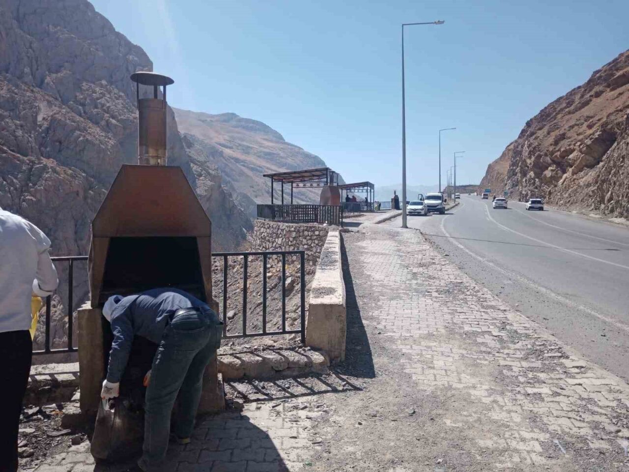 Hakkari Belediyesi ekipleri, Hakkari-Van karayolunda geniş kapsamlı temizlik çalışması başlattı.