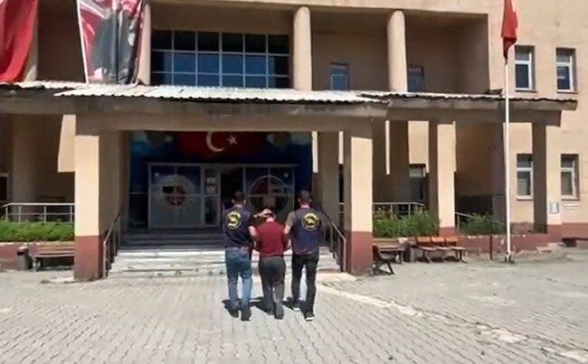 Hakkari’nin Yüksekova ilçesinde 19 yıl kesinleşmiş hapis cezası bulunan A.T.