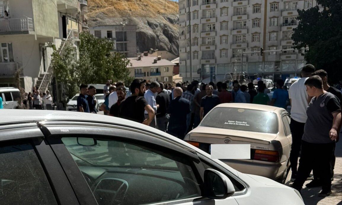 Hakkari’de frenleri boşalarak kontrolden çıkan çekici 6 araca çarptıktan sonra