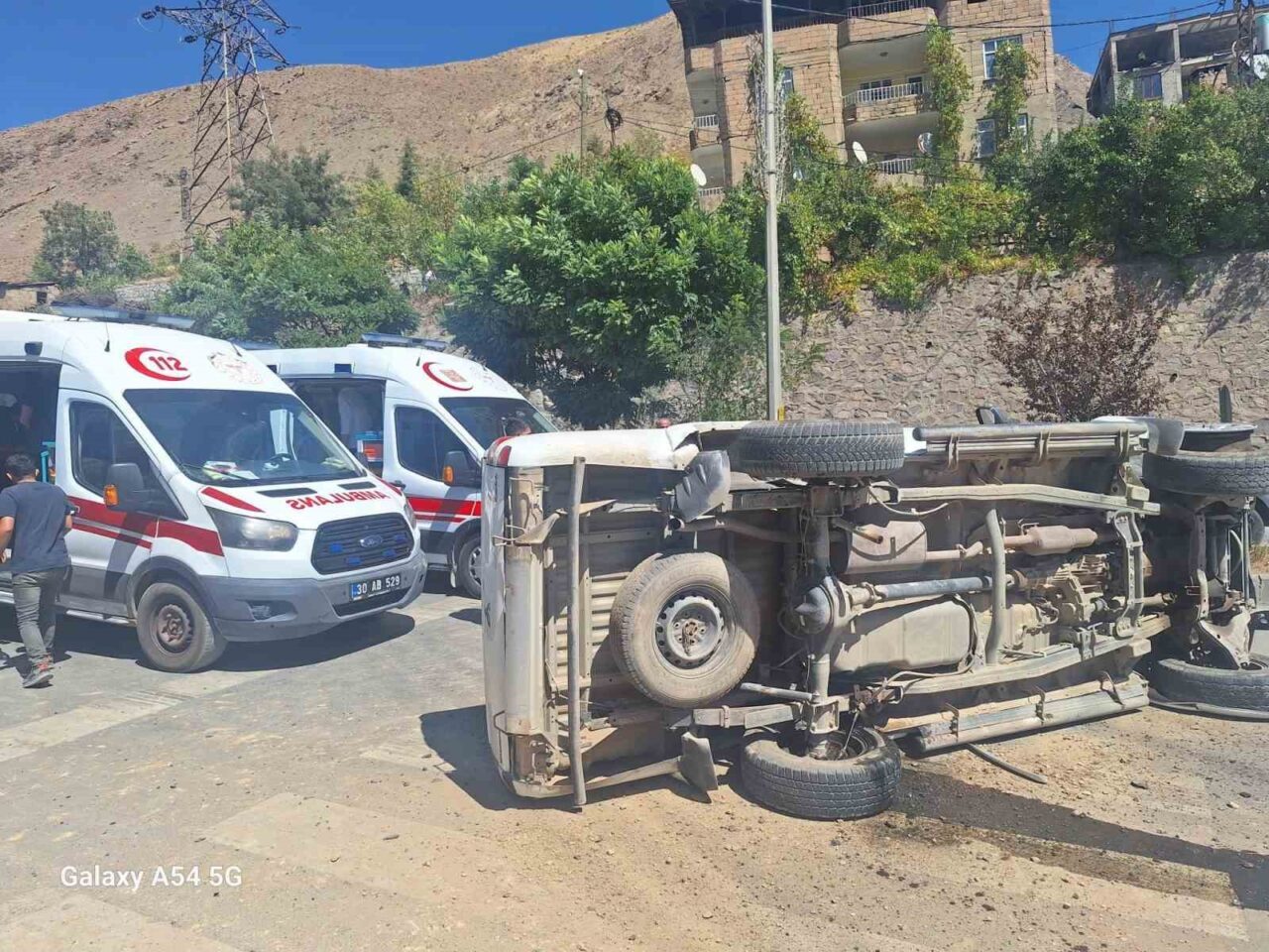 HAKKARİ (İHA) – Hakkari’de kontrolden çıkan kamyonetin yan yatması sonucu