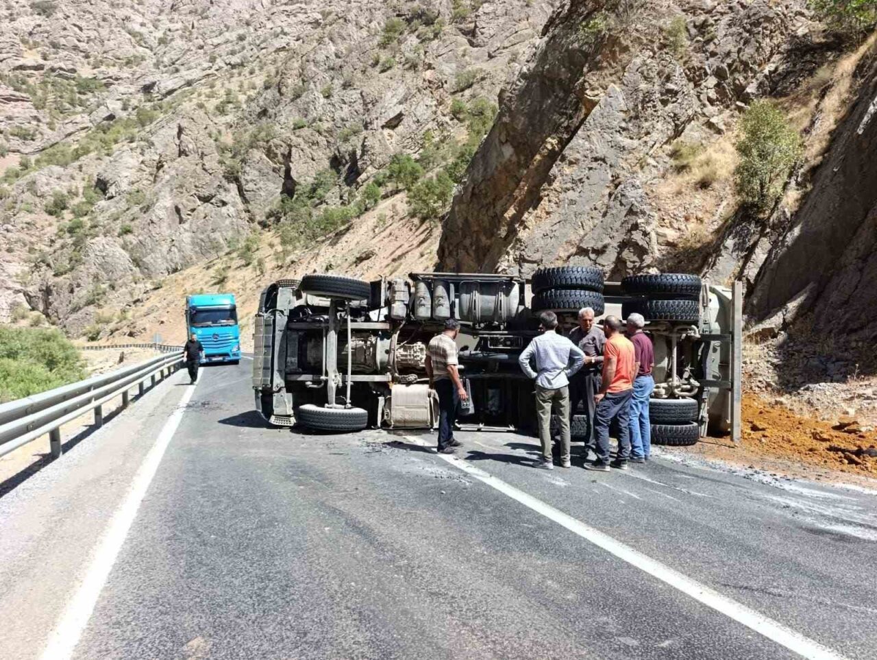 Hakkari-Çukurca yolunda maden yüklü bir kamyonun devrilmesi sonucu sürücü hafif