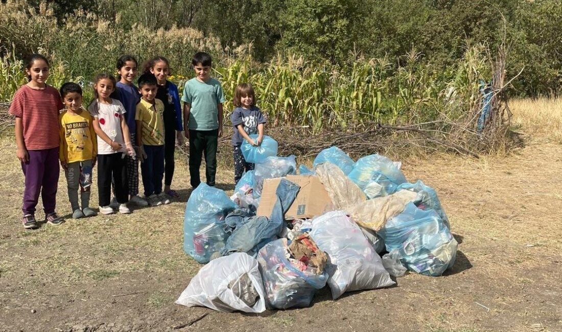 Hakkari’deki bir grup minik öğrenci oturma alanlarında çevre temizliği yaptı.