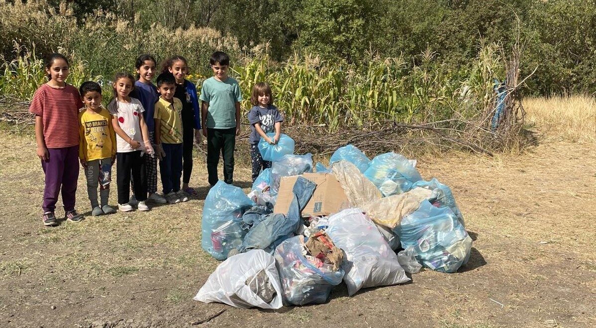 Hakkari’deki bir grup minik öğrenci oturma alanlarında çevre temizliği yaptı.