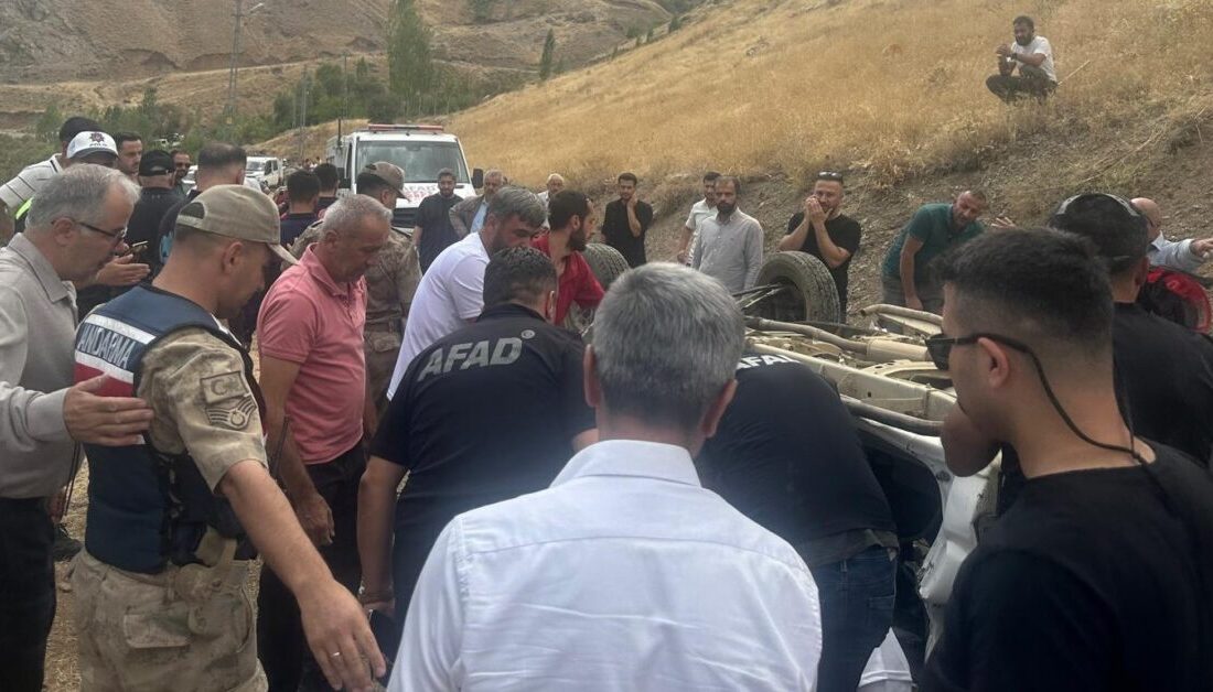 Hakkari’de meydana gelen trafik kazasında yaralanan 3 kişiden 2’si kaldırıldığı