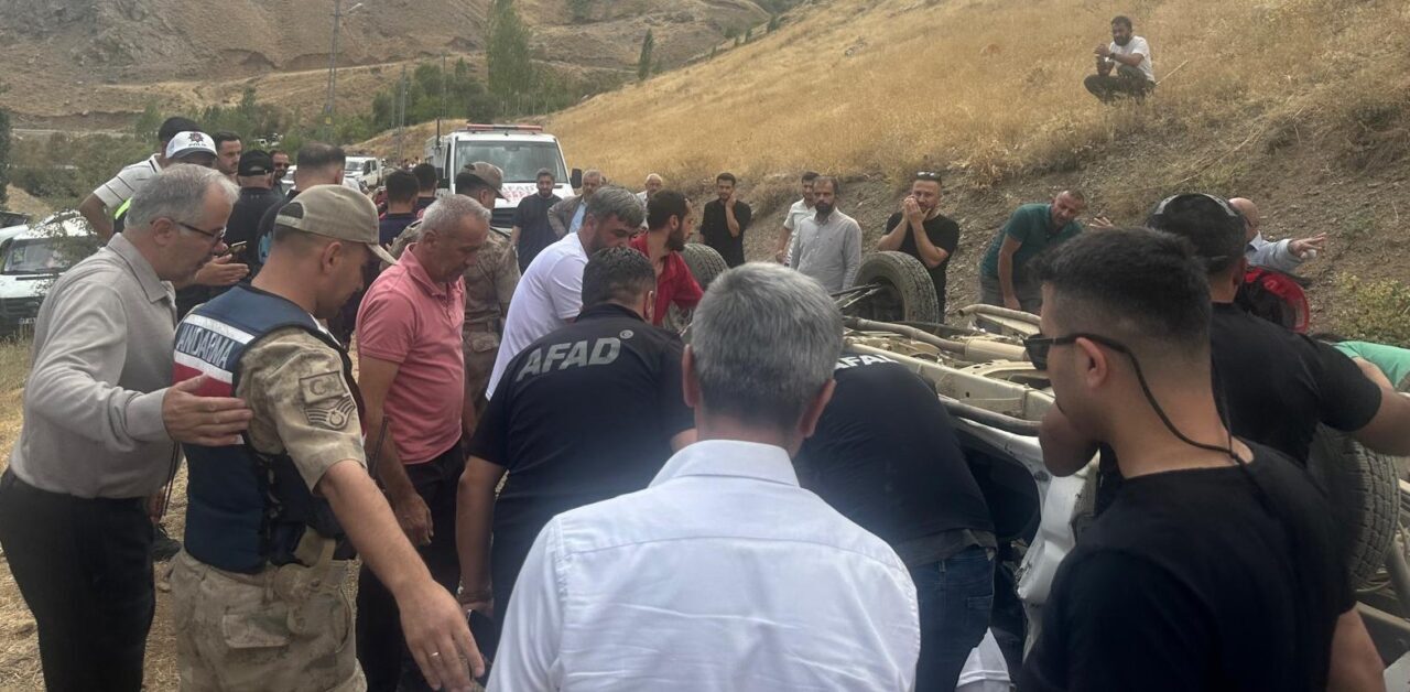 Hakkari’de meydana gelen trafik kazasında yaralanan 3 kişiden 2’si kaldırıldığı
