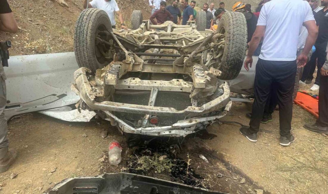 Hakkari’de otomobilin uçuruma yuvarlanması sonucu 3 kişi ağır yaralandı. Edinilen