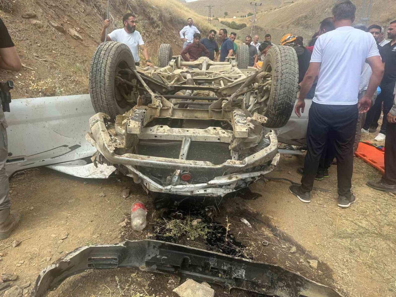 Hakkari’de otomobilin uçuruma yuvarlanması sonucu 3 kişi ağır yaralandı. Edinilen