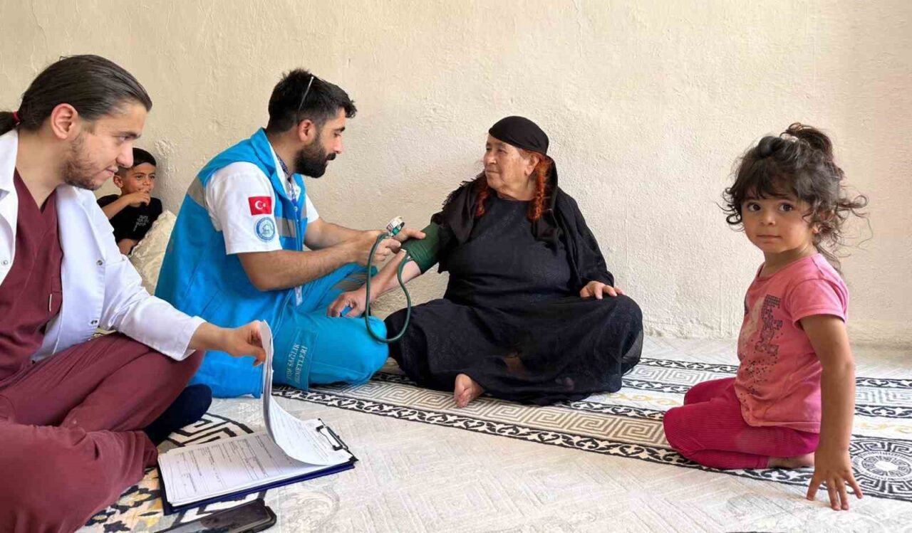 Hakkâri’nin Derecik ilçesinde vatandaşlara evde sağlık hizmeti verilmeye devam ediliyor.