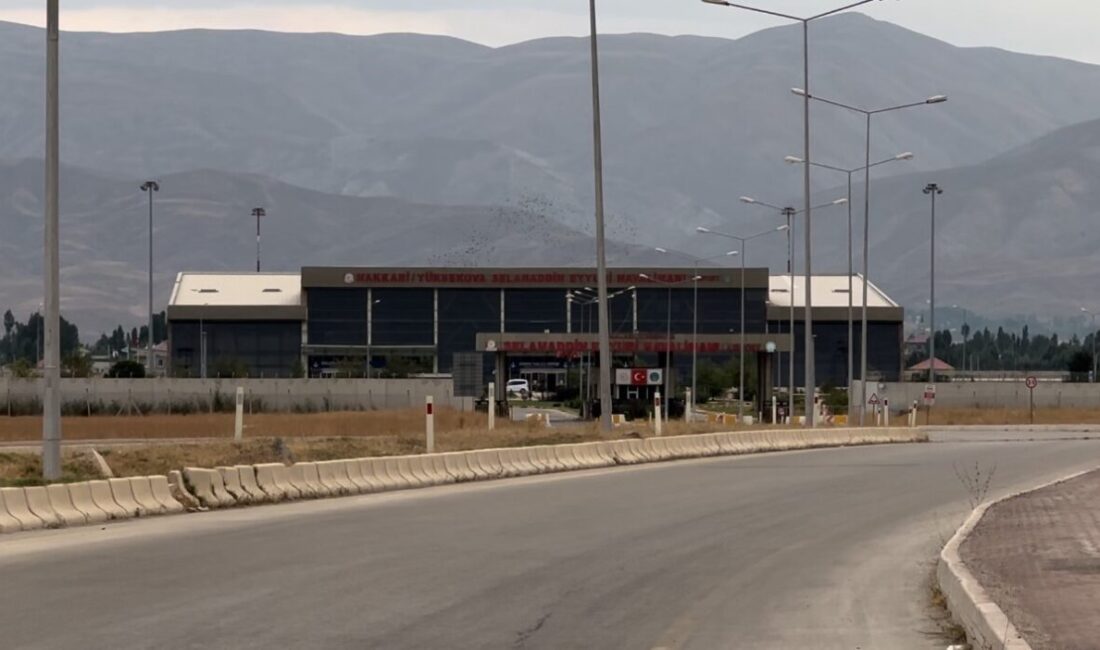 Hakkarililer artan yolcu yoğunluğu nedeniyle uçak bileti bulmakta zorluk yaşadıklarını