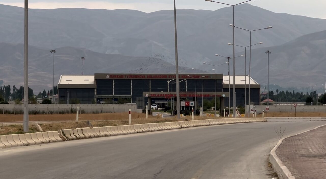 Hakkarililer artan yolcu yoğunluğu nedeniyle uçak bileti bulmakta zorluk yaşadıklarını