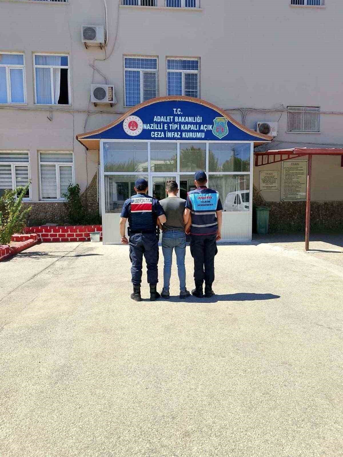 Aydın’ın Nazilli ilçesinde jandarma ekiplerince gerçekleştirilen operasyonda, ’uyuşturucu ve uyarıcı