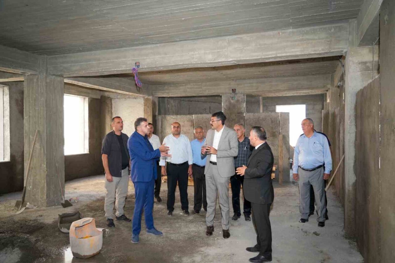 Hakkâri Valisi Ali Çelik, yapımı devam eden kütüphane ve ders