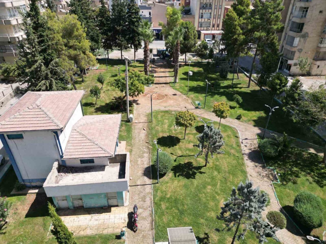 Haliliye Belediyesi Kırsal Hizmetler Müdürlüğü, parklarda mevsim çalışmaları kapsamında ağaçlandırma