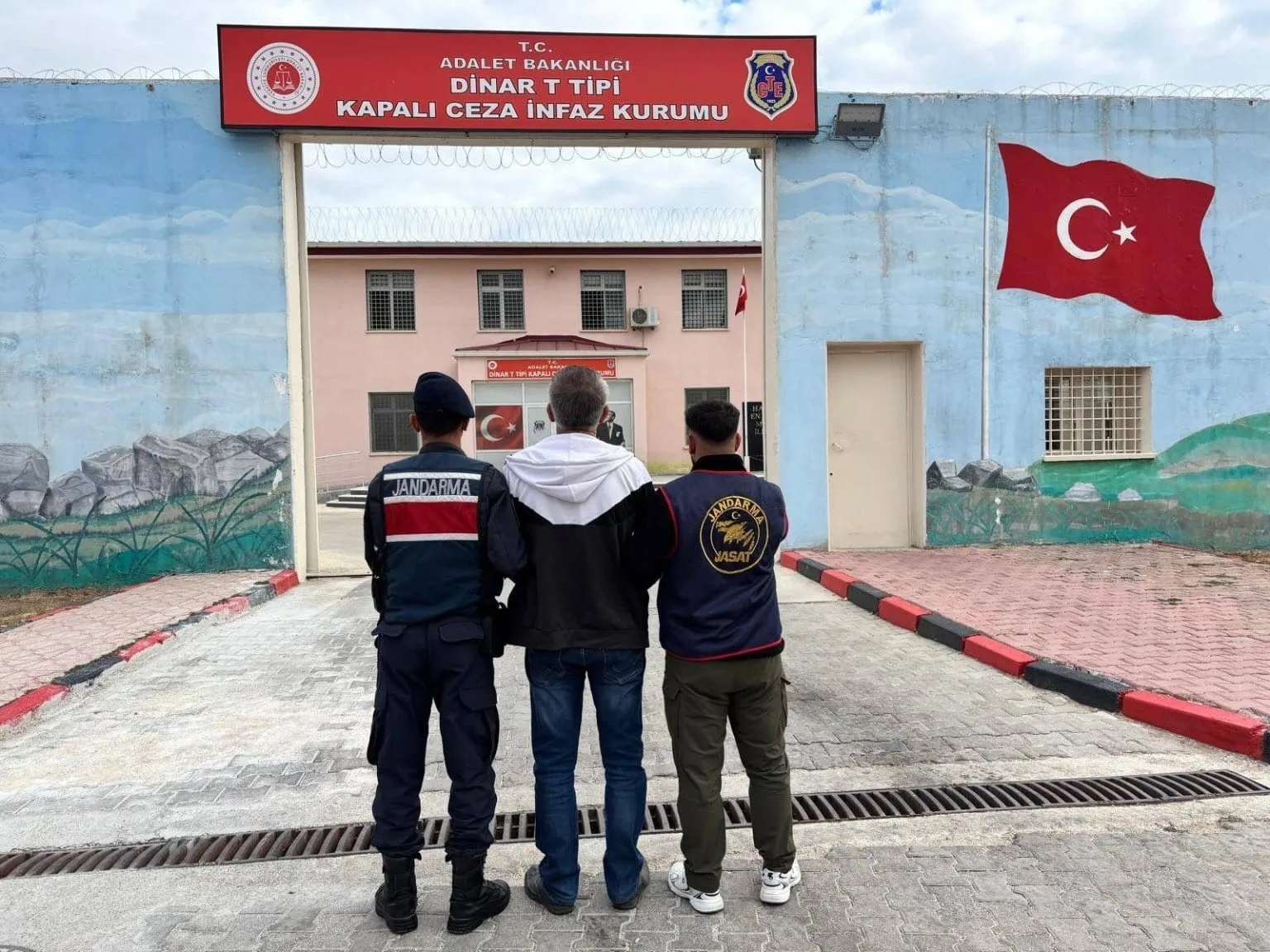 Afyonkarahisar’da 10 yıl hapis cezasıyla aranan bir şahıs jandarma tarafından