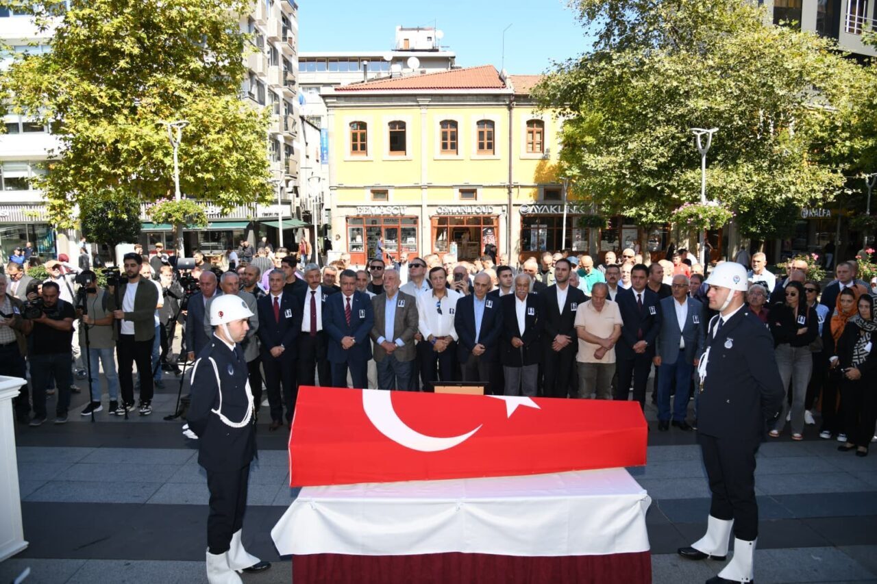 Hayatını kaybeden Trabzon’un eski belediye başkanlarından Hasan Melek son yolculuğuna