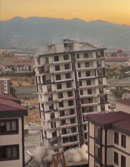 Kahramanmaraş merkezli meydana gelen depremlerde hasar alan bir bina yıkım