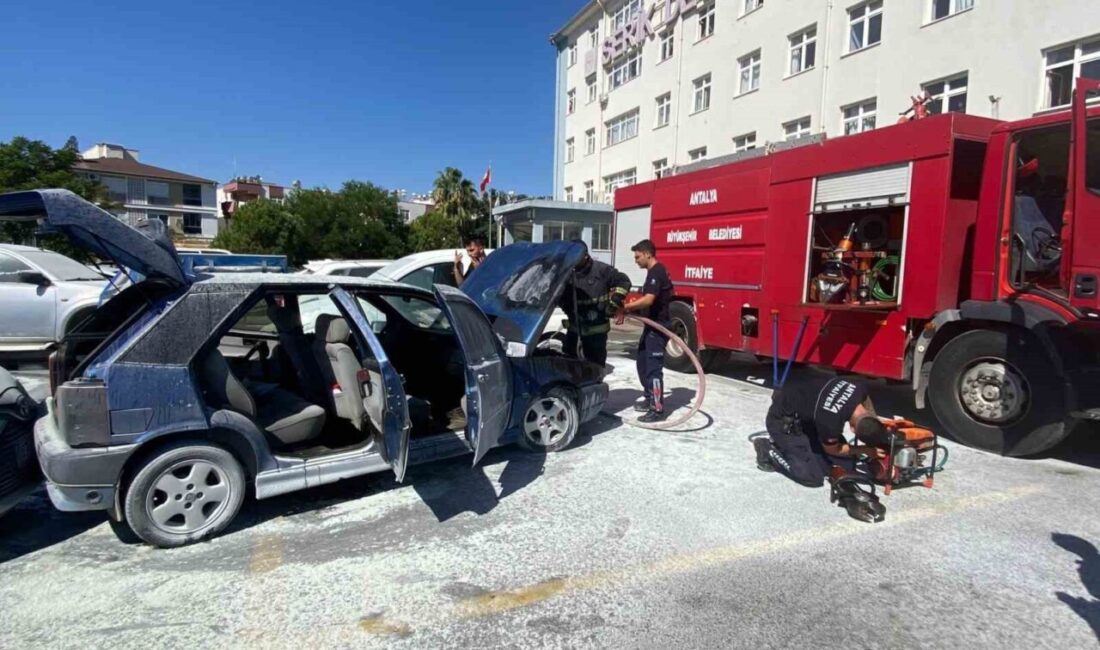 Antalya’nın Serik ilçesinde, devlet hastanesi otoparkında bir otomobilde çıkan yangın,