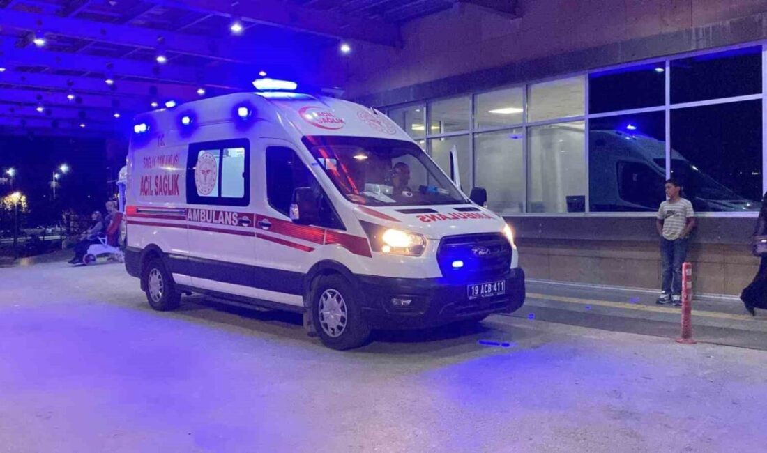 Çorum’da aralarında husumet bulunan iki akraba, hastanenin acil servisinde karşılaştı.