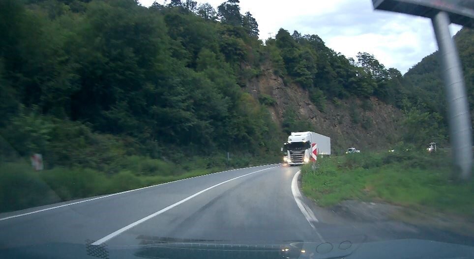 Artvin’de hatalı sollama yaparak kazaya sebebiyet vermekten son anda kurtulan