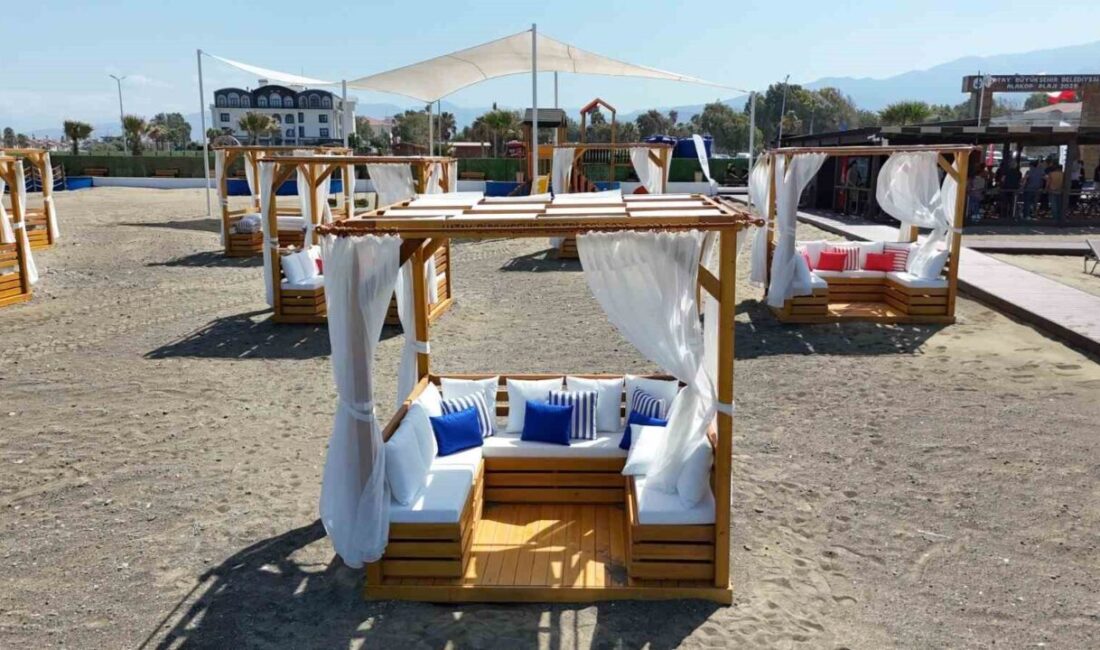 Hatay Büyükşehir Belediyesi tarafından Arsuz ilçesinde yapımı tamamlanan Alakop Plajı’nın