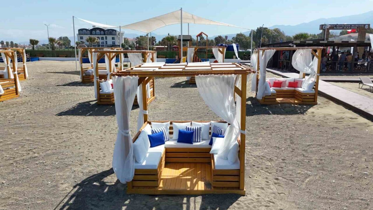 Hatay Büyükşehir Belediyesi tarafından Arsuz ilçesinde yapımı tamamlanan Alakop Plajı’nın